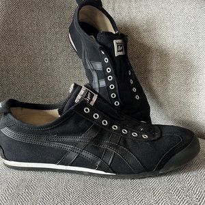 Onitsuka Tiger D3K0Q slip on sneaker in mens 9.5. Black. Excellent condition.